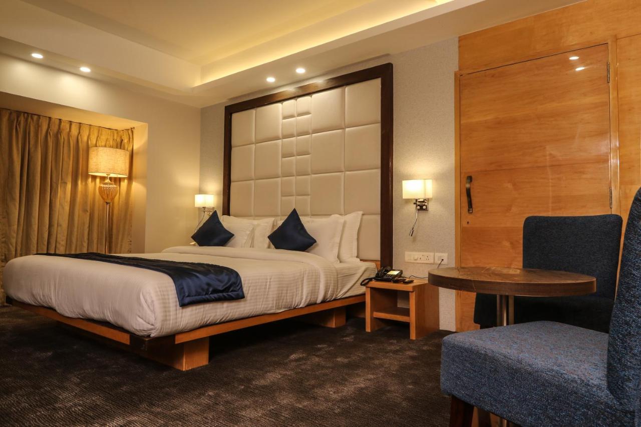 ホテル The Grand Āsansol エクステリア 写真