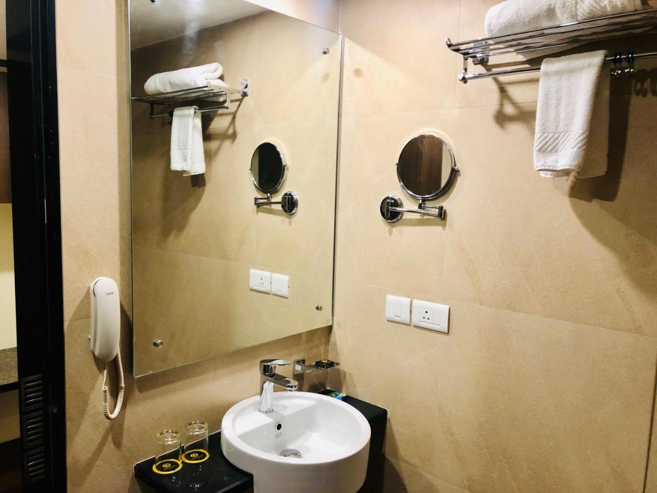 ホテル The Grand Āsansol エクステリア 写真